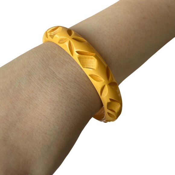Vintage Bakelite Carved Yellow Bangle Bracelet Retro Jewelry Classic Art Deco - Picture 11 of 11